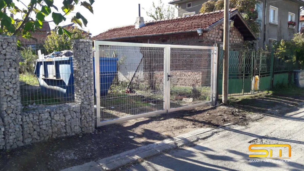 Двукрила входна врата към комбинираната ограда с габиони в Костинброд