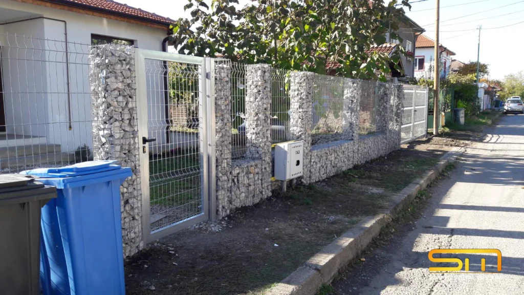 Комбинирана ограда с габионни колони, пана и пешеходна врата в Костинброд